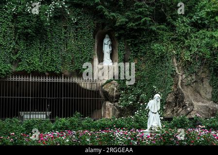 Nachbildung des Schreins Unsere Lieben Frau von Lourdes im Franziskanerkloster des Heiligen Landes in Amerika. Stockfoto