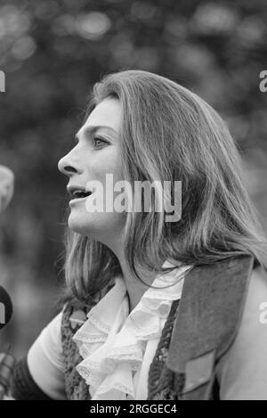 judy Collins ist eine amerikanische Sängerin, Songwriterin und Musikerin, deren Karriere sich über sieben Jahrzehnte erstreckt. Als Dokumentardirektorin und Grammy-preisgekrönte Künstlerin ist sie bekannt für ihren vielseitigen Geschmack in dem Material, das sie aufnimmt (darunter Folkmusik, Country, Showmusik, Popmusik, Rock and Roll und Standards), für ihren sozialen Aktivismus und für die Klarheit ihrer Stimme. Ihre Diskografie besteht aus 36 Studioalben, neun Live-Alben, zahlreichen Sammelalben, vier Urlaubsalben und 21 Singles. Foto von Bernard Gotfryd Stockfoto