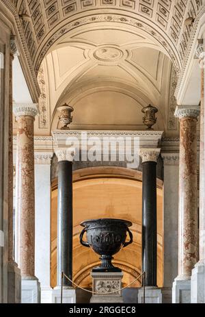 Riesige schwarze Urnenvase in den Vatikanischen Museen. Stockfoto