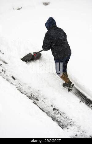 Schnee auf der Auffahrt nach Wintersturm. Stockfoto