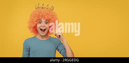Selbstsüchtiges Kind mit lockiger Perücke und Prinzessin Diadem, inspiriert von Ideen und Inspiration. Lustiges Teenager-Kind mit Perücke, Partyposter. Bannerkopf, Kopie sp Stockfoto