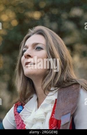 judy Collins ist eine amerikanische Sängerin, Songwriterin und Musikerin, deren Karriere sich über sieben Jahrzehnte erstreckt. Als Dokumentardirektorin und Grammy-preisgekrönte Künstlerin ist sie bekannt für ihren vielseitigen Geschmack in dem Material, das sie aufnimmt (darunter Folkmusik, Country, Showmusik, Popmusik, Rock and Roll und Standards), für ihren sozialen Aktivismus und für die Klarheit ihrer Stimme. Ihre Diskografie besteht aus 36 Studioalben, neun Live-Alben, zahlreichen Sammelalben, vier Urlaubsalben und 21 Singles. Foto von Bernard Gotfryd Stockfoto