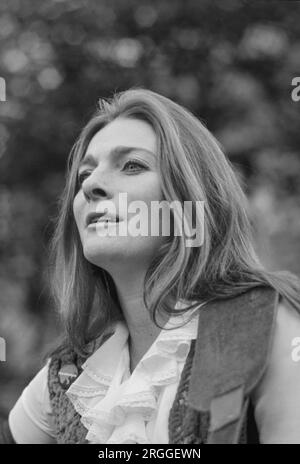 judy Collins ist eine amerikanische Sängerin, Songwriterin und Musikerin, deren Karriere sich über sieben Jahrzehnte erstreckt. Als Dokumentardirektorin und Grammy-preisgekrönte Künstlerin ist sie bekannt für ihren vielseitigen Geschmack in dem Material, das sie aufnimmt (darunter Folkmusik, Country, Showmusik, Popmusik, Rock and Roll und Standards), für ihren sozialen Aktivismus und für die Klarheit ihrer Stimme. Ihre Diskografie besteht aus 36 Studioalben, neun Live-Alben, zahlreichen Sammelalben, vier Urlaubsalben und 21 Singles. Foto von Bernard Gotfryd Stockfoto