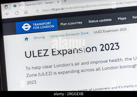 2023. August, ULEZ-Erweiterung. Um die Luft in London zu reinigen und die Gesundheit zu verbessern, wird die Ultra Low Emission Zone (ULEZ) ab dem 29. August 2023 in allen Londoner Stadtbezirken erweitert. TFL-Website (Transport for London) mit Informationen über die Erweiterung der Zone, in der Fahrer älterer Fahrzeuge Tagesgebühren zahlen müssen. Stockfoto