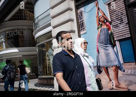 Am 9. August 2023 in London, England, spaziert ein Einzelhandelsgeschäft über den Geschäften der Regent Street. Stockfoto