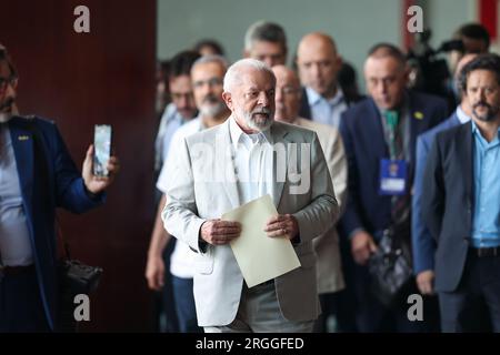 Belem, Brasilien. 09. Aug. 2023. Luiz Inacio Lula da Silva (m.), Präsident Brasiliens, kommt am Ende des Amazonas Leaders Summit zu einer Pressekonferenz. Kredit: Filipe Bispo/dpa/Alamy Live News Stockfoto