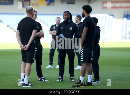 Kasey Palmer (Zentrum) von Coventry City und Teamkollegen vor dem ersten Spiel des Carabao Cup im Cherry Red Records Stadium in London. Bilddatum: Mittwoch, 9. August 2023. Stockfoto