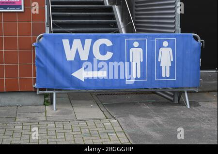 Köln, Deutschland. 09. Aug. 2023. Schild WC mit Pfeil – Wegweiser zu Toiletten auf einer Veranstaltungsstätte. Kredit: Horst Galuschka/dpa/Alamy Live News Stockfoto