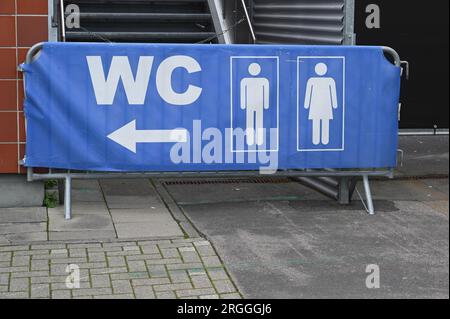 Köln, Deutschland. 09. Aug. 2023. Schild WC mit Pfeil – Wegweiser zu Toiletten auf einer Veranstaltungsstätte. Kredit: Horst Galuschka/dpa/Alamy Live News Stockfoto