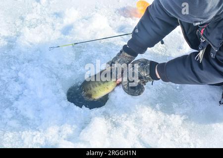 Winteraktivität Eisfischen, Kopierraum natürliches Hintergrundbild Stockfoto