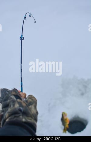 Winteraktivität Eisfischen, Kopierraum natürliches Hintergrundbild Stockfoto