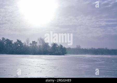 Winterlandschaft gefrorener See im Freien Entdecken Sie den Kopierraum natürliche Hintergründe Stockfoto