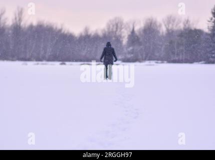 Winterlandschaft gefrorener See im Freien Entdecken Sie den Kopierraum natürliche Hintergründe Stockfoto