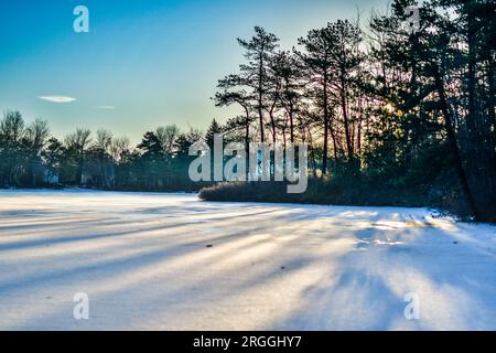 Winterlandschaft gefrorener See im Freien Entdecken Sie den Kopierraum natürliche Hintergründe Stockfoto