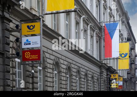 Prag, CZ -16. November 2021: Verschiedene Schilder in der Nähe des Eingangs zum Hauptpostamt in Prag. Hauptquartier. Lieferung. Postunternehmen der Tschechischen Republik Stockfoto