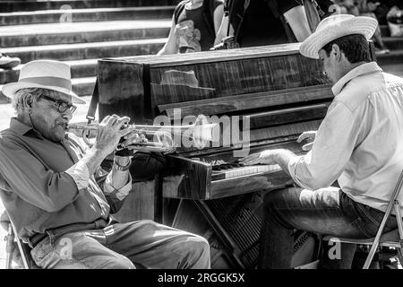 Musiker, die an einem warmen Tag in Barcelona Jazz spielen. Spanien. Stockfoto