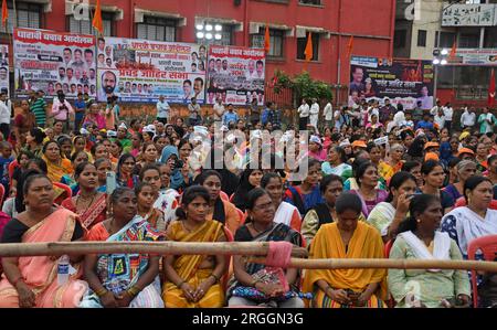 Mumbai, Indien. 09. Aug. 2023. Demonstranten versammeln sich während eines Protests gegen die Neuentwicklung von Dharavi (Asiens größter Slumkolonie) durch die Adani Group in Mumbai. Die Bewohner von Dharavi, die seit Jahren lokale Unternehmen betreiben, haben das Gefühl, dass die Sanierung sie vertreiben wird, und die Adani-Gruppe wird den Ort für ihren eigenen Profit ausnutzen und ihn zu einem Spielplatz für die Reichen machen. Kredit: SOPA Images Limited/Alamy Live News Stockfoto