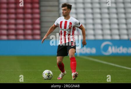 Niall Huggins von Sunderland während des Carabao Cup First Round North Spiels zwischen Sunderland und Crewe Alexandra am Dienstag, den 8. August 2023 im Stadium of Light in Sunderland. (Foto: Michael Driver | MI News) Guthaben: MI News & Sport /Alamy Live News Stockfoto