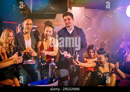 Freunde feiern im Nachtclub Stockfoto