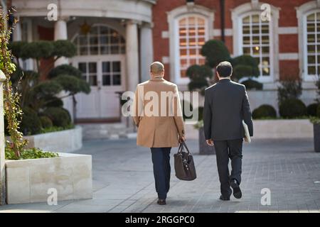 Die Unternehmer gehen zusammen Stockfoto