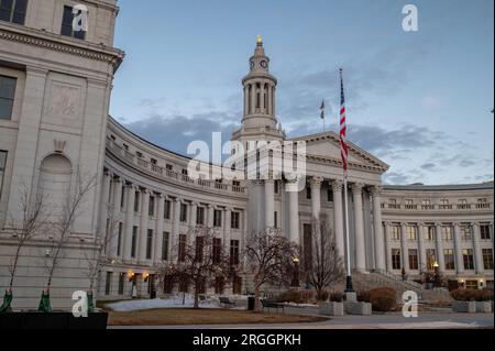 Denver, Colorado - 12 2023. Februar: Blick auf das City Courthouse vom Civic Center Park in den ruhigen Momenten eines Sonntagvormittags im Winter vor dem Stockfoto
