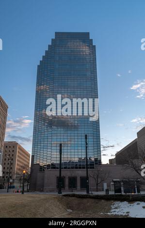 Denver, Colorado - 12 2023. Februar: Ein Blick auf die spiegelnden Reflexionen eines Stadthauses in den Momenten vor Sonnenaufgang am östlichen Himmel Stockfoto