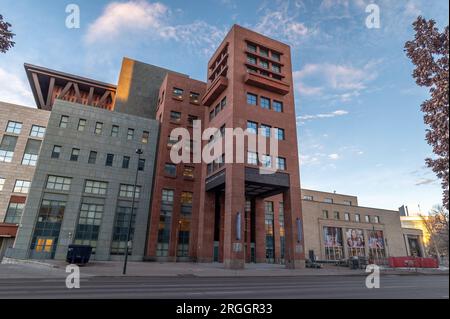 Denver, Colorado - 12 2023. Februar: Ein Blick auf die Denver Public Library in der Morgendämmerung, bevor die Stadt erwacht. Stockfoto