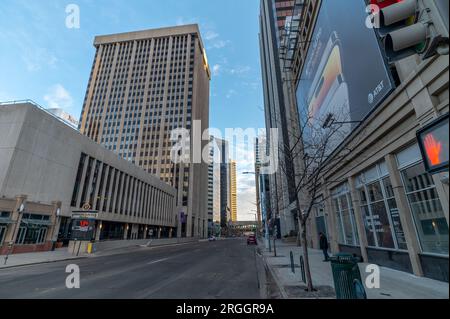 Denver, Colorado - 12 2023. Februar: Der Blick auf die Innenstadt von Denver ist an einem Sonntagmorgen mitten im Winter immer noch ruhig, wenn die Stadt langsam aufwacht. Stockfoto