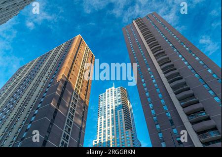 Denver, Colorado - 12 2023. Februar: Ein Blick auf die High Rises in der Innenstadt von Denver, während die Straßen an einem Sonntagmorgen mitten im Winter noch ruhig sind Stockfoto