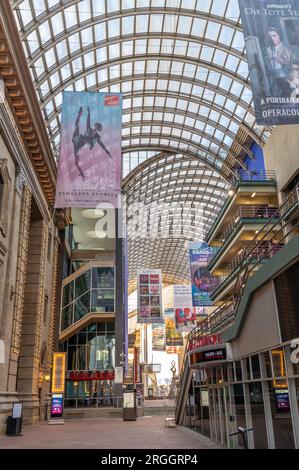 Denver, Colorado - 12 2023. Februar: Ein Blick in den Performing Arts Complex in Downtown Denver an einem frühen Sonntagmorgen, bevor die Stadt aufwacht. Stockfoto