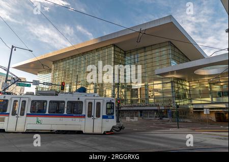 Denver, Colorado - Februar 12 2023: Blick auf das Colorado Convention Center im Morgenlicht eines frühen Sonntagmorgen mit dem ersten RTD Rail System Stockfoto