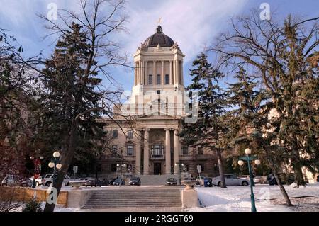 Winterblick auf das Manitoba Legislative Building in Winnipeg, der Hauptstadt der Provinz Manitoba, Kanada. Dieser 77 Meter hohe neoklassizistische Beaux Stockfoto