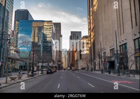 Denver, Colorado - 12 2023. Februar: Ein Blick auf die ruhigen und leeren Straßen der Innenstadt an einem frühen Sonntagmorgen, wenn die Stadt aufwacht. Stockfoto