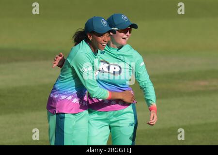 London, Großbritannien. 9. Aug. 2023. Die Oval Unbesiegbaren feiern ein weiteres Wicket, als sie es mit den Manchester Originals in den hundert Frauen-Wettkämpfen im Kia Oval aufnehmen. Kredit: David Rowe/Alamy Live News Stockfoto