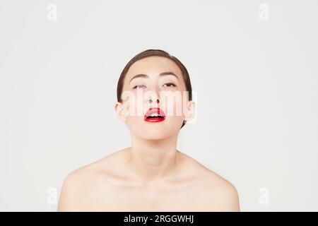 Junge Frau mit rotem Lippenstift Stockfoto