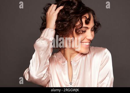 Porträt der jungen Frau mit lockigem Haar Stockfoto