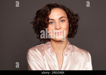 Porträt der jungen Frau mit lockigem Haar Stockfoto