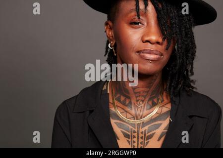 Porträt der jungen Frau mit Tattoos Stockfoto