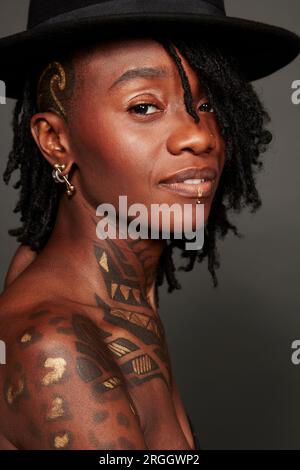 Porträt der jungen Frau mit Tattoos Stockfoto