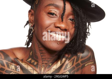 Lächelnde junge Frau mit Tattoos Stockfoto