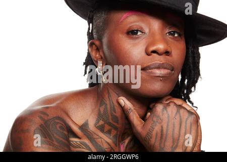 Porträt der jungen Frau mit Tattoos Stockfoto