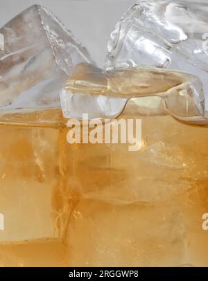 Nahaufnahme von Eiswürfel im Glas Stockfoto