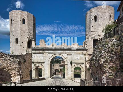 Stadt Spello, Umbrien, Italien. Porta Venere ist römischer Herkunft, weil sie in der Nähe des Venustempels liegt. Die weißen Steine heben sich von einem blauen Himmel ab. Stockfoto