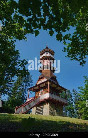 Aussichtsturm im Nationalen Freilichtmuseum, Rožnov pod Radhoštěm, Tschechische republik Jurkovič. Touristischer Wachturm. Stockfoto