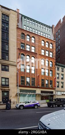 Greenwich Village: Romanesque Revival 66 Fifth Avenue, jetzt ein Sheila C. Johnson Design Center Gebäude von Parsons, der neuen Schule für Design. Stockfoto