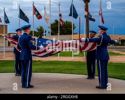 Luke Air Force Base Honor Guard-Mitglieder führen am 19. Mai 2023 im Luke AFB, Arizona, ein Fahnenfalten durch. Foto: Elias Carrero Stockfoto