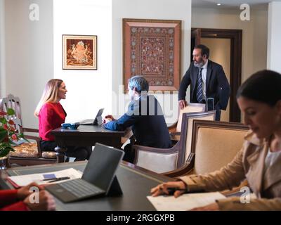 Geschäftsleute treffen im Büro Stockfoto