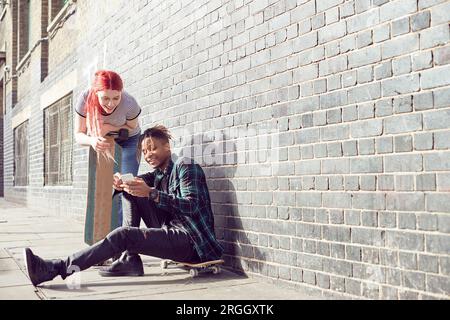 Teenage Paar mit skateboards Stockfoto