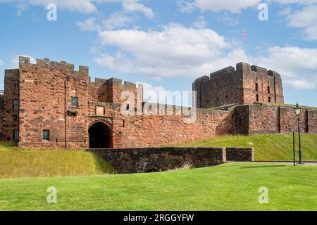 Fliese Turm, Eingangstor und die Wände von Carlisle Castle, Castle Street, Carlisle, Stadt Carlisle, Cumbria, England, Vereinigtes Königreich Stockfoto