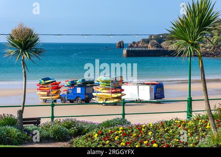 Kajaks und Schlauchboote am Strand von St Brélade Garden, Saint Brélade's Bay, St Brélade Parish, Jersey, Kanalinseln Stockfoto